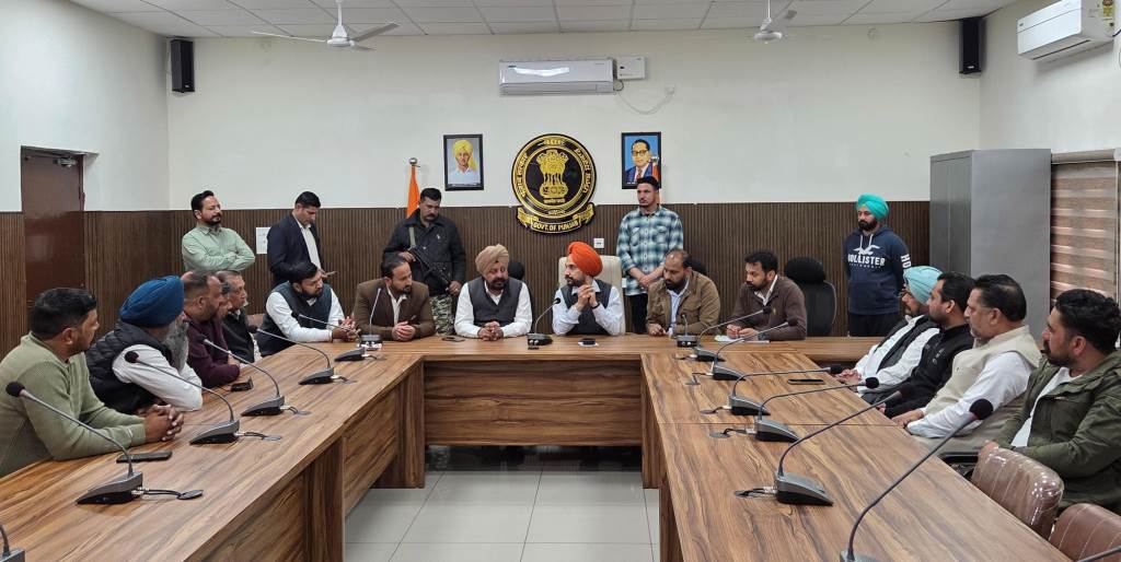 ਪੰਜਾਬ ਸਟੇਟ ਟਰੇਡਰਸ ਕਮਿਸ਼ਨ ਧੂਰੀ ਦੇ ਚੇਅਰਮੈਨ ਅਤੇ ਮੈਂਬਰਾਂ ਨਾਲ ਮੁੱਖ ਮੰਤਰੀ ਦੇ ਓਐਸਡੀ ਸੁਖਵੀਰ ਸਿੰਘ ਵੱਲੋਂ ਬੈਠਕ